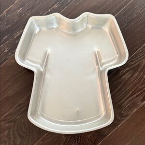 Wilton Silver Shirt-Shaped Cake Pan